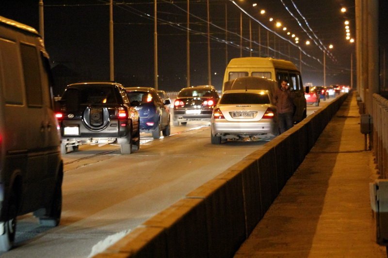 Старый мост застрял в пробке: сразу несколько происшествий на одном участке 3