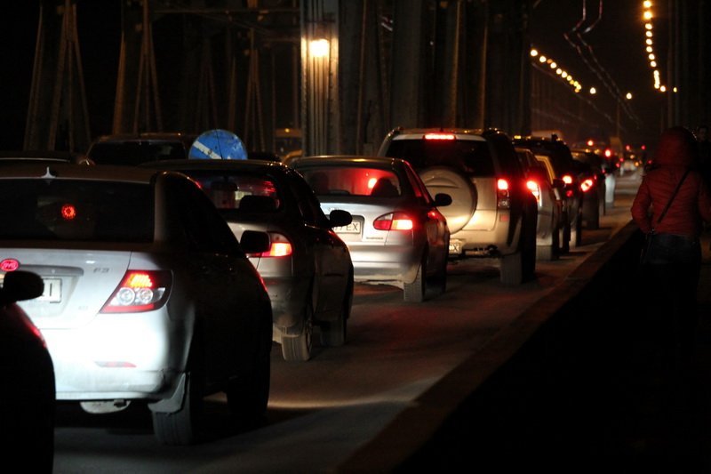 Старый мост застрял в пробке: сразу несколько происшествий на одном участке 4