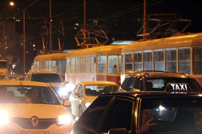 Старый мост застрял в пробке: сразу несколько происшествий на одном участке 5