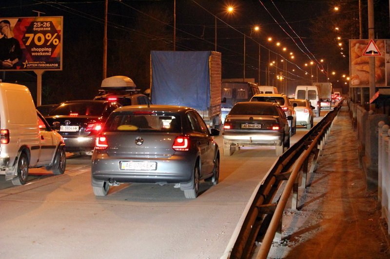 Старый мост застрял в пробке: сразу несколько происшествий на одном участке 6