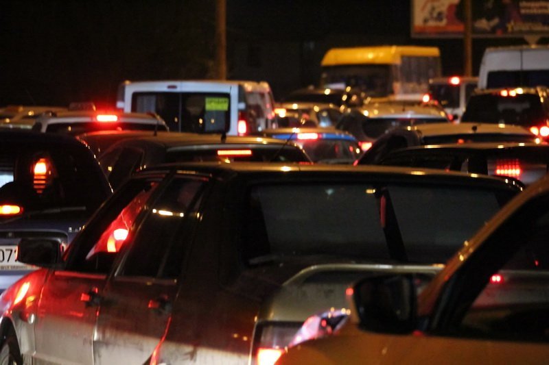 Старый мост застрял в пробке: сразу несколько происшествий на одном участке 8