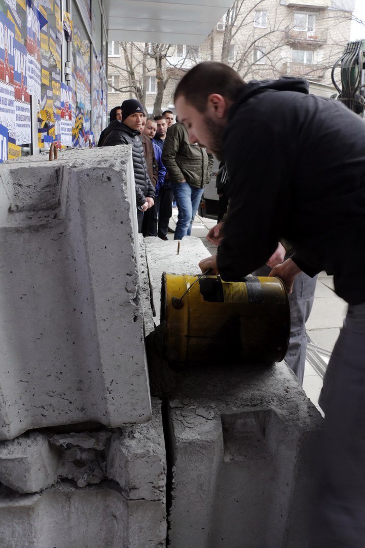 Митинг под Сбербанком России в Днепре: заварушки и цементирование входа активистами 4