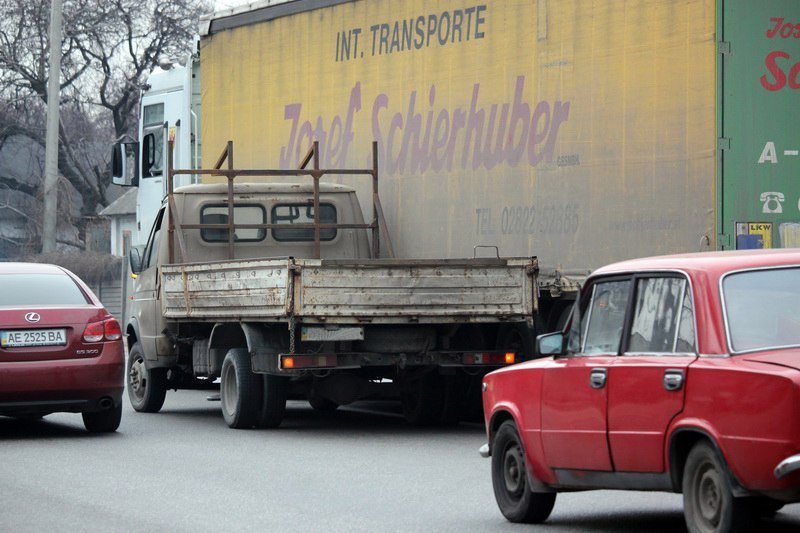 В Днепре столкнулись фура и Газель: образовалась большая пробка 1