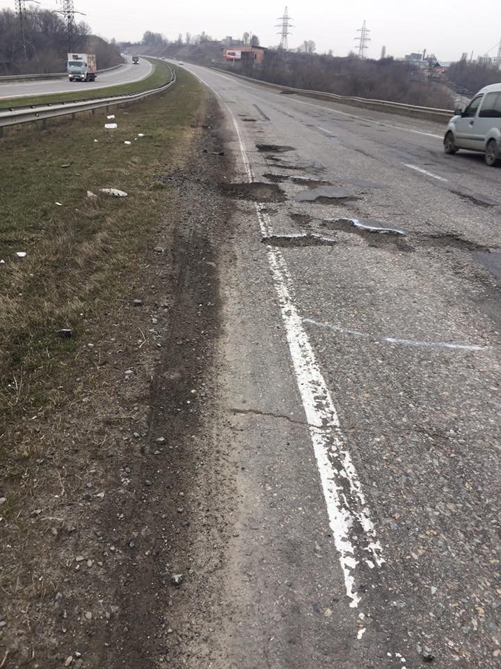 Опасность для автомобилистов: под Днепром водителей ожидают ямы-ловушки 7