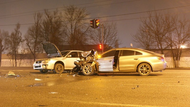 Неожиданный светофор: на Набережной столкнулись два автомобиля 1
