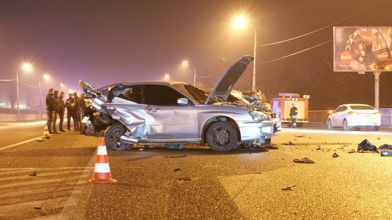 Неожиданный светофор: на Набережной столкнулись два автомобиля 2