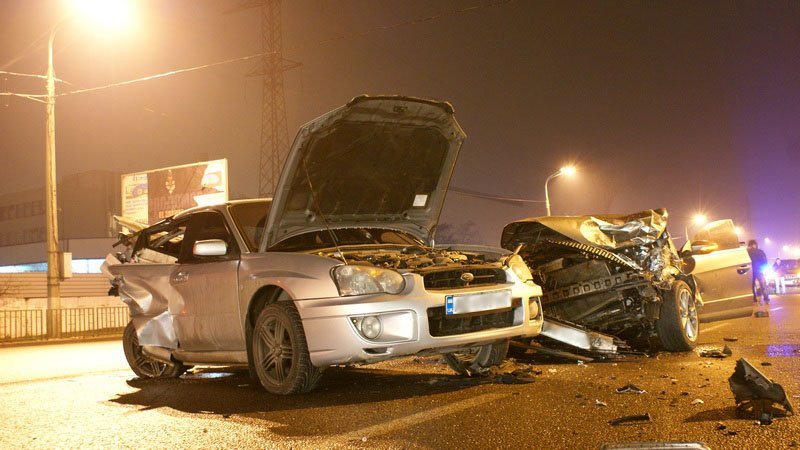 Неожиданный светофор: на Набережной столкнулись два автомобиля 4