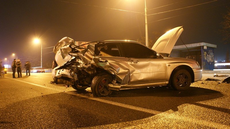 Неожиданный светофор: на Набережной столкнулись два автомобиля 5