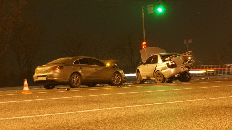 Неожиданный светофор: на Набережной столкнулись два автомобиля 6