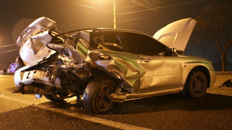 Неожиданный светофор: на Набережной столкнулись два автомобиля 7