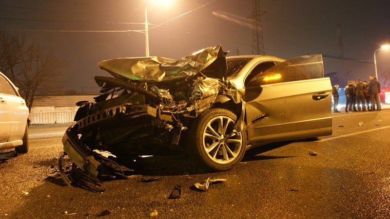 Неожиданный светофор: на Набережной столкнулись два автомобиля 8