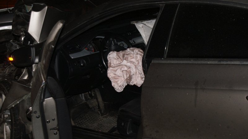 Неожиданный светофор: на Набережной столкнулись два автомобиля 10