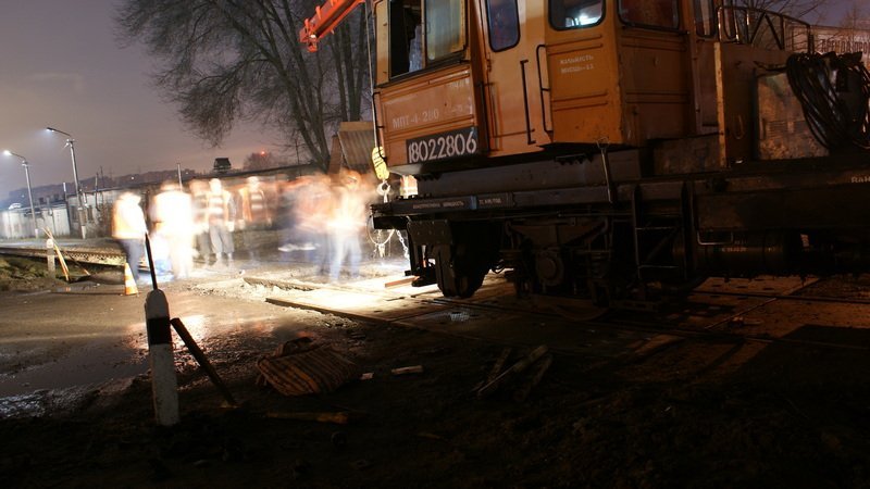 На улице Шинной работал железнодорожный кран: наконец-то отремонтировали переезд 1