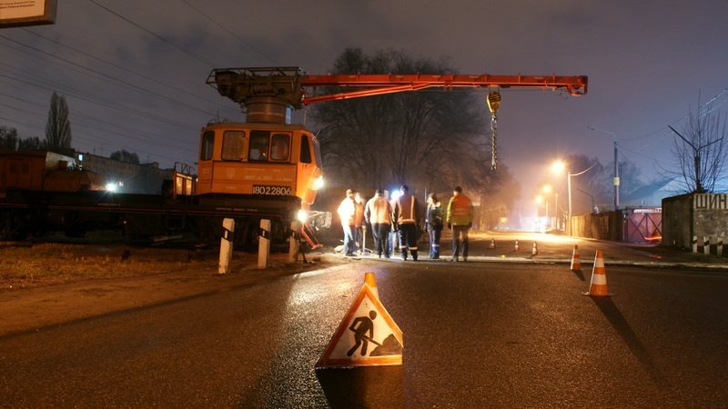 На улице Шинной работал железнодорожный кран: наконец-то отремонтировали переезд 2