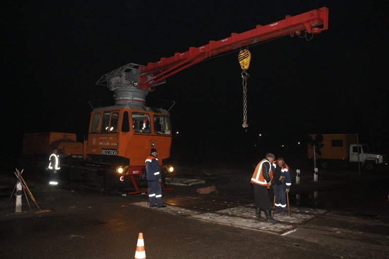 На улице Шинной работал железнодорожный кран: наконец-то отремонтировали переезд 4