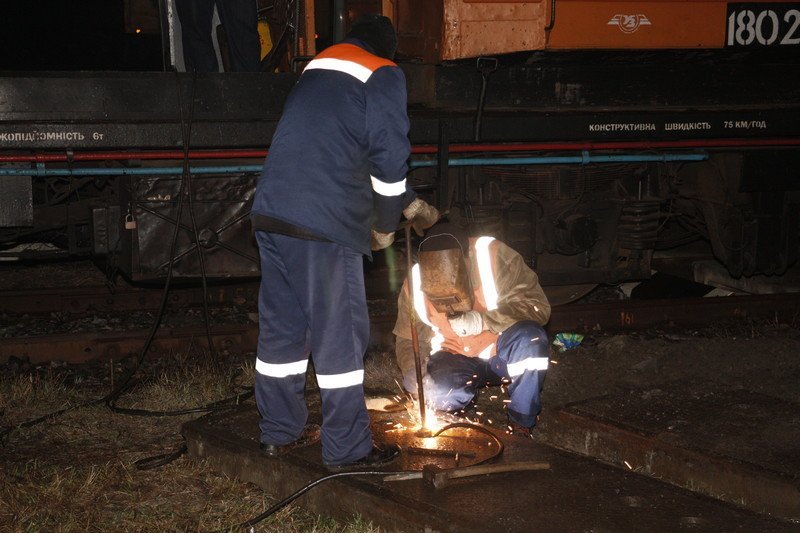 На улице Шинной работал железнодорожный кран: наконец-то отремонтировали переезд 5