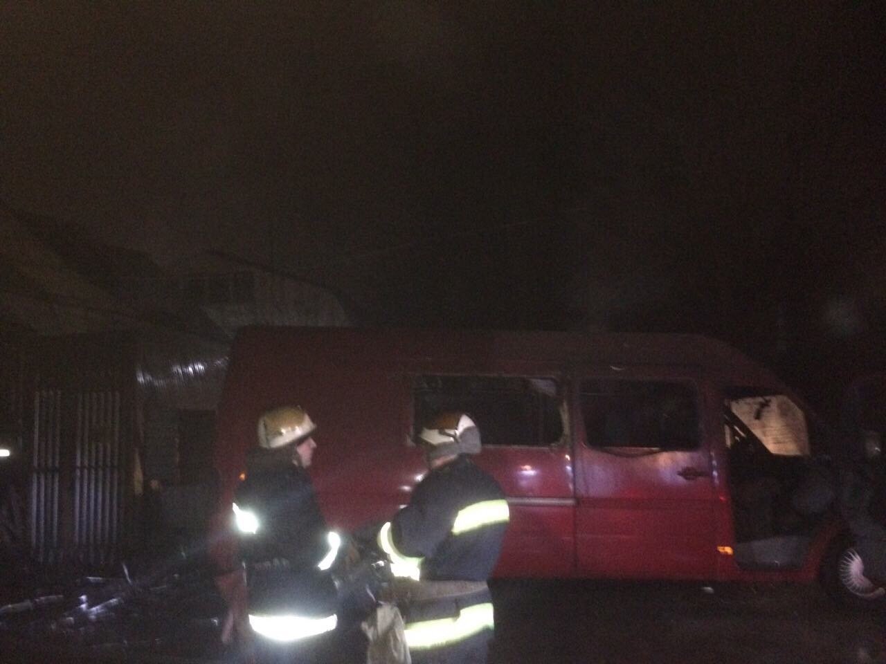 В Днепре пожар в ангаре тушили 34 человека: сгорел микроавтобус Volkswagen 1