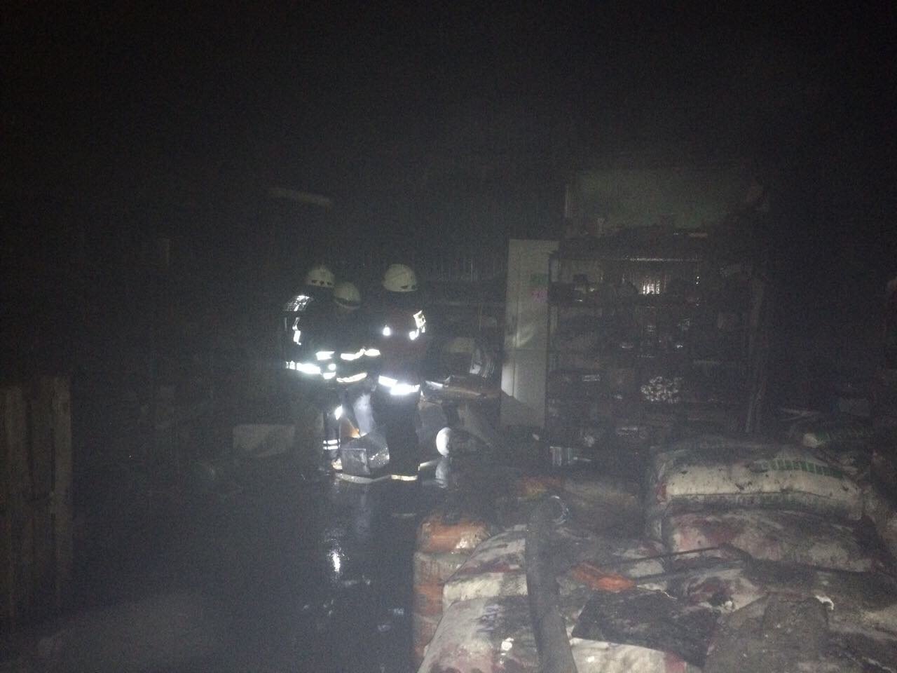 В Днепре пожар в ангаре тушили 34 человека: сгорел микроавтобус Volkswagen 2