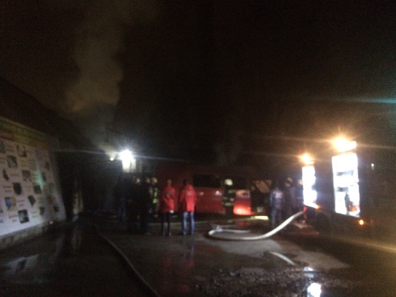 В Днепре пожар в ангаре тушили 34 человека: сгорел микроавтобус Volkswagen 3