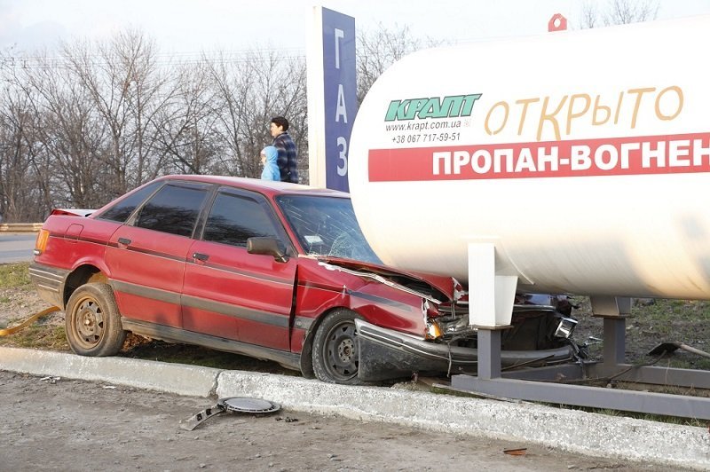 Днепровский камикадзе: на Тополе водитель Audi влетел в газовую заправку и пытался ее подорвать 5