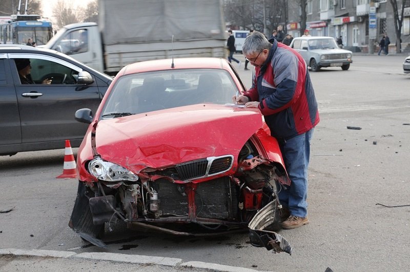 На Титова в ДТП столкнулись Daewoo Lanos и Mitsubishi Outlander 11