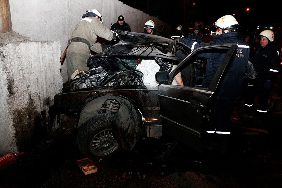 Страшное ДТП на Набережной Заводской: тело парня вырезали из разбитого авто 1