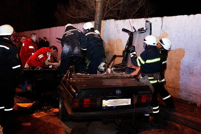 Страшное ДТП на Набережной Заводской: тело парня вырезали из разбитого авто 2