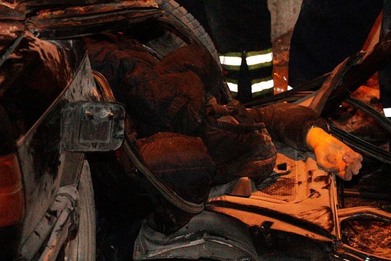 Страшное ДТП на Набережной Заводской: тело парня вырезали из разбитого авто 4