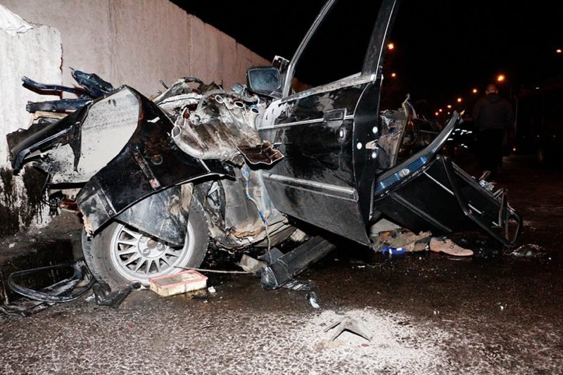 Страшное ДТП на Набережной Заводской: тело парня вырезали из разбитого авто 6