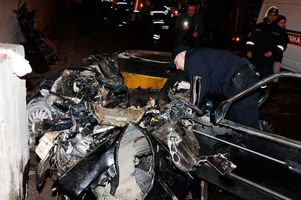 Страшное ДТП на Набережной Заводской: тело парня вырезали из разбитого авто 7