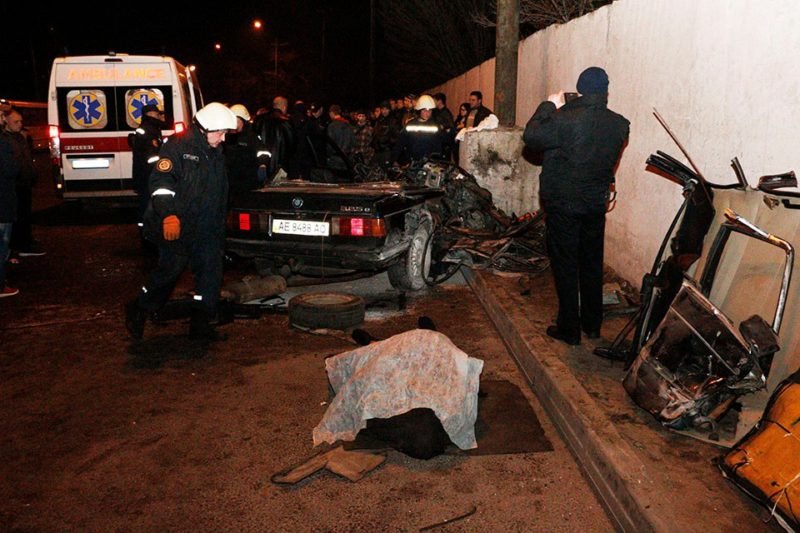 Страшное ДТП на Набережной Заводской: тело парня вырезали из разбитого авто 10