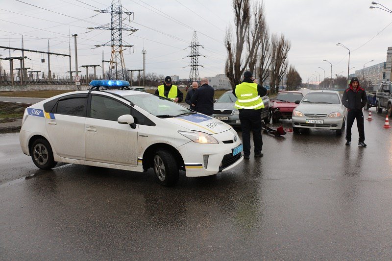 ДТП на Донецком шоссе: Таврия "встряла" между двумя автомобилями 1