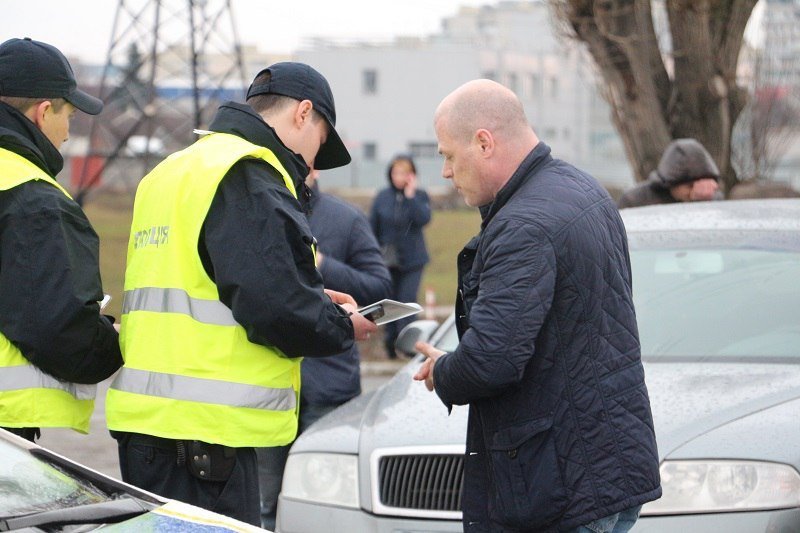 ДТП на Донецком шоссе: Таврия "встряла" между двумя автомобилями 2