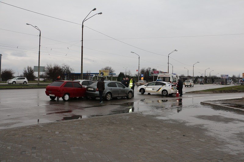 ДТП на Донецком шоссе: Таврия "встряла" между двумя автомобилями 3