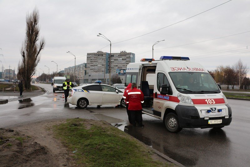 ДТП на Донецком шоссе: Таврия "встряла" между двумя автомобилями 4