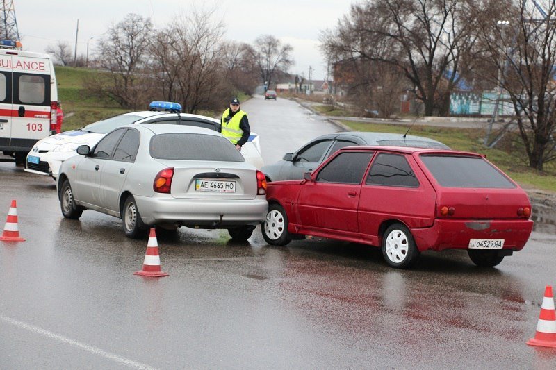 ДТП на Донецком шоссе: Таврия "встряла" между двумя автомобилями 7