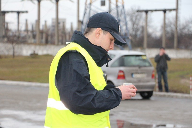ДТП на Донецком шоссе: Таврия "встряла" между двумя автомобилями 8