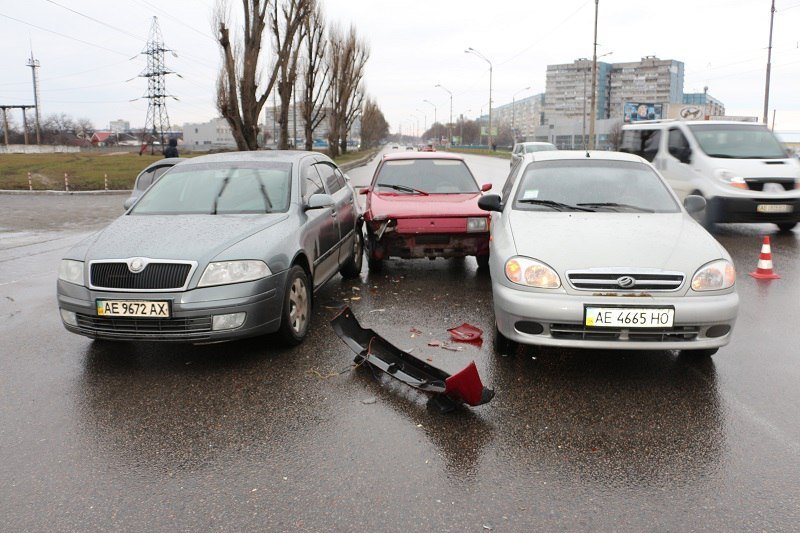 ДТП на Донецком шоссе: Таврия "встряла" между двумя автомобилями 9