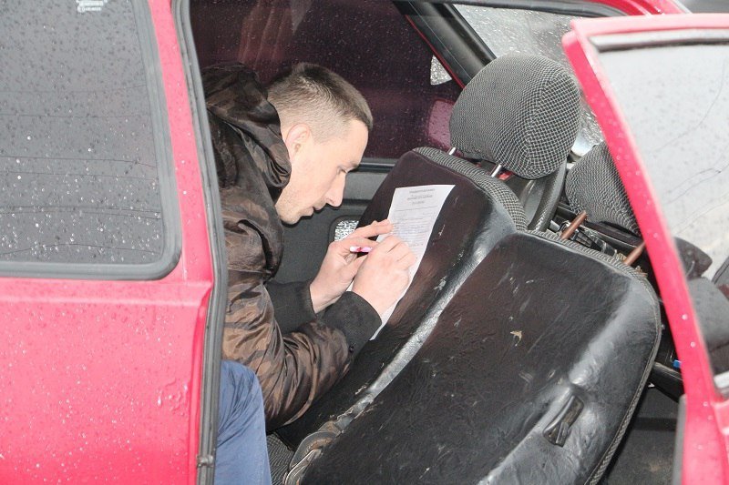 ДТП на Донецком шоссе: Таврия "встряла" между двумя автомобилями 11