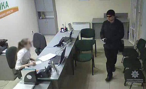 Скоростной грабитель в Днепре: полиция ищет серийного разбойника 3