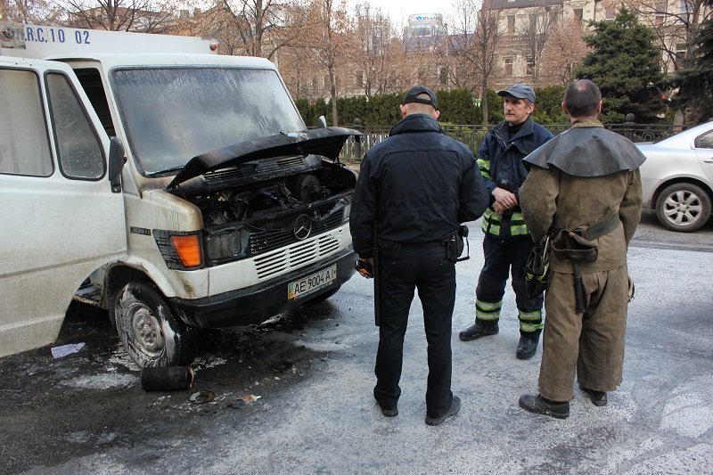 Возле Екатеринославского бульвара горел грузовик "Ласунка" с мороженым 1