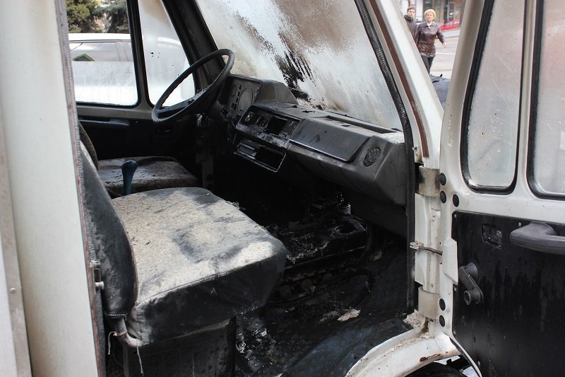 Возле Екатеринославского бульвара горел грузовик "Ласунка" с мороженым 3