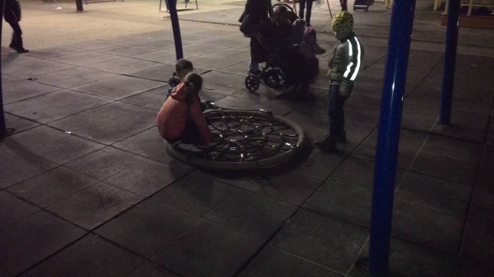 В сквере возле Облгосадминистрации оборвалась качель с детьми 1