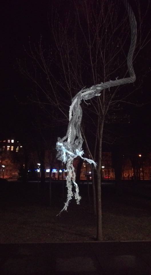 В сквере возле Облгосадминистрации оборвалась качель с детьми 2