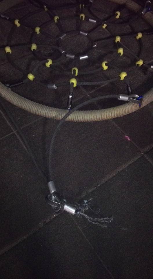 В сквере возле Облгосадминистрации оборвалась качель с детьми 3