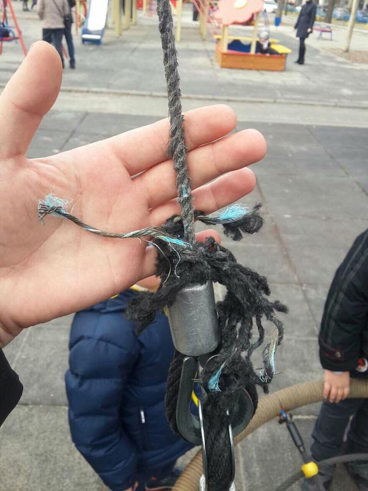 В сквере возле Облгосадминистрации оборвалась качель с детьми 4