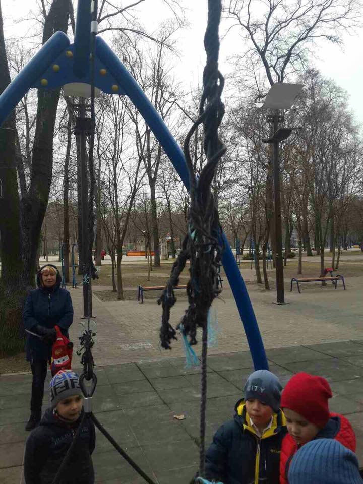 В сквере возле Облгосадминистрации оборвалась качель с детьми 5