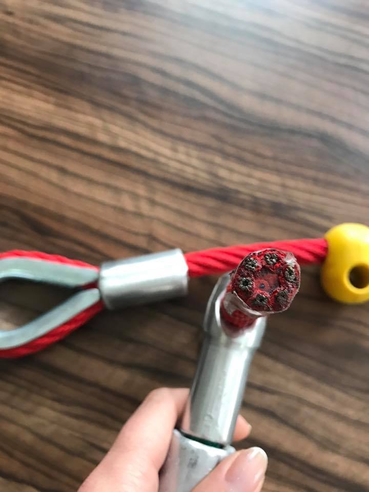 В сквере возле Облгосадминистрации оборвалась качель с детьми 6