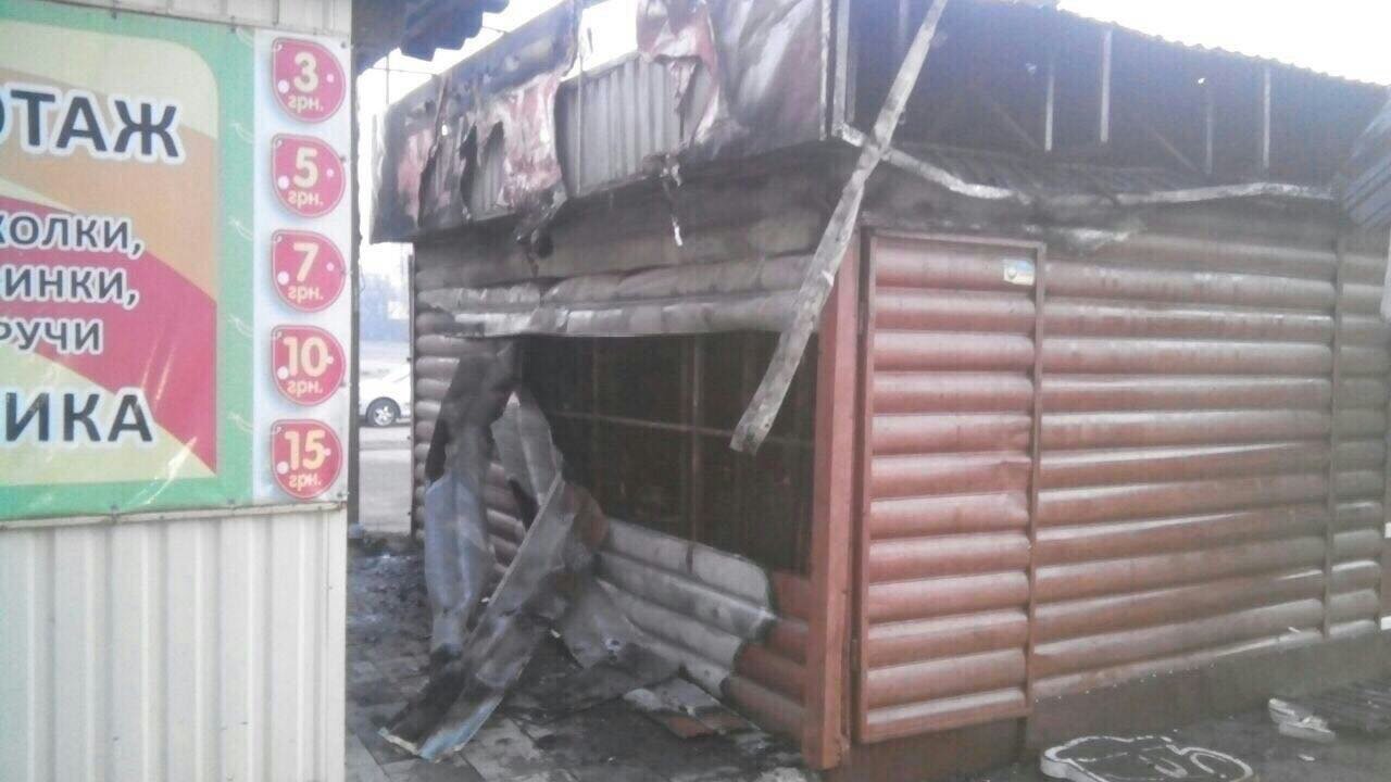 На Бульваре Славы сгорел торговый павильон "Море пива" 1