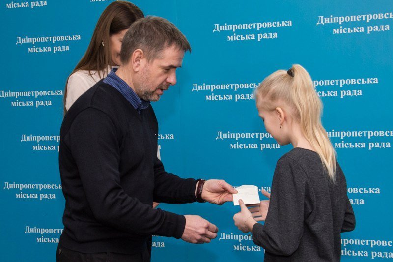 В Днепре вручили первые карточки горожанина семьям погибших воинов АТО 9